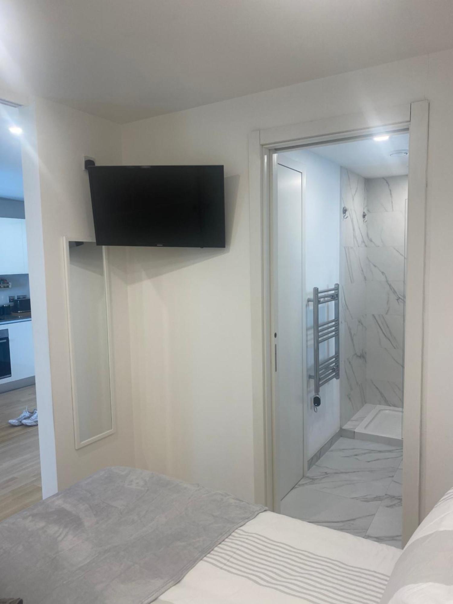 Cp Top Floor Luxury Studio With Spa And Pool ยิบรอลตาร์ ภายนอก รูปภาพ